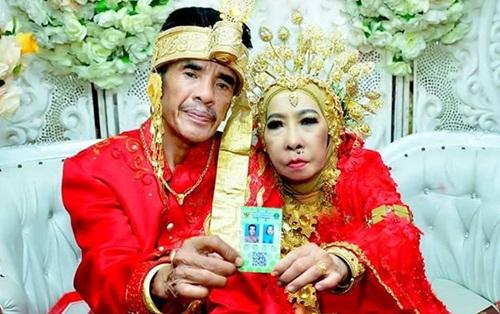 Xôn xao chuyện tình của đại gia thành đạt U60 lần đầu lên xe hoa với hoàng tử chân đất-1