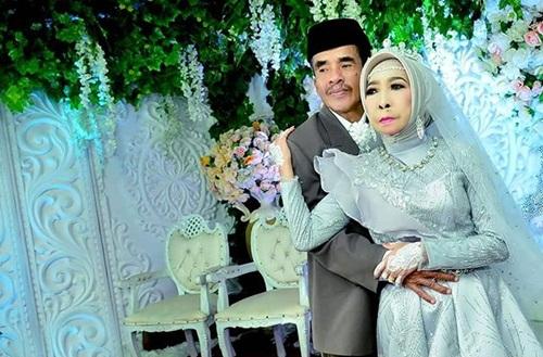 Xôn xao chuyện tình của đại gia thành đạt U60 lần đầu lên xe hoa với hoàng tử chân đất-3