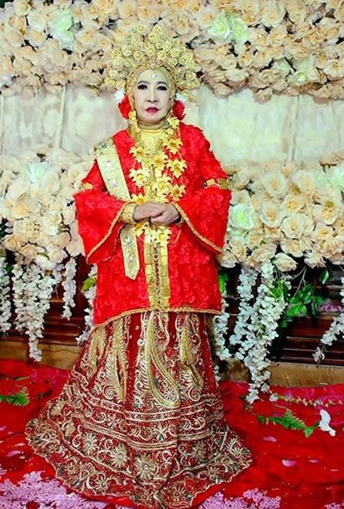 Xôn xao chuyện tình của đại gia thành đạt U60 lần đầu lên xe hoa với hoàng tử chân đất-2