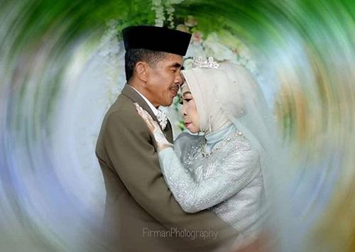 Xôn xao chuyện tình của đại gia thành đạt U60 lần đầu lên xe hoa với hoàng tử chân đất-4