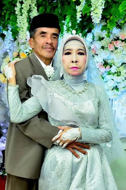 Xôn xao chuyện tình của đại gia thành đạt U60 lần đầu lên xe hoa với hoàng tử chân đất-5