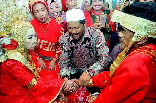 Xôn xao chuyện tình của đại gia thành đạt U60 lần đầu lên xe hoa với hoàng tử chân đất-6