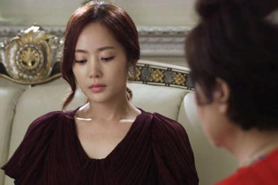 Gần trưa dâu mới vẫn chưa dậy ăn sáng, mẹ chồng lên phòng gọi thì la thất thanh