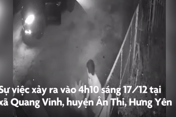 Clip: Thanh niên nằm sấp co giật giữa đường sau cú đâm tên lửa từ trong ngõ phi ra-3