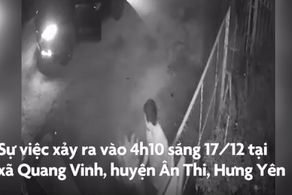 Clip: Người đàn ông lái xế hộp sang chảnh đi ăn trộm hoa hồng lúc nửa đêm ở Hưng Yên