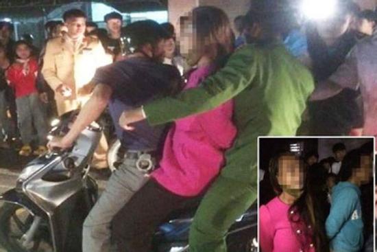 Nghi bắt cóc trẻ con, 2 người của đoàn nhạc bị người dân vây trói