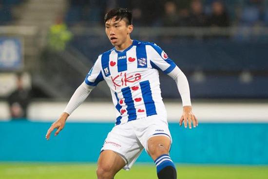Văn Hậu khoe ảnh ra sân ở SC Heerenveen nhưng fans chỉ săm soi đến vết thương ở chân