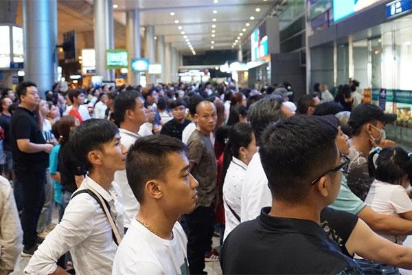 Sân bay Tân Sơn Nhất bất ngờ mất điện 4 phút, tối om-1