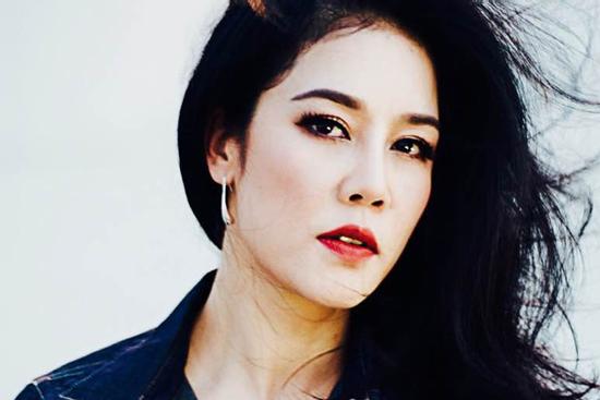 Thu Phương lần đầu chạy show Giáng Sinh mang theo cả gia đình