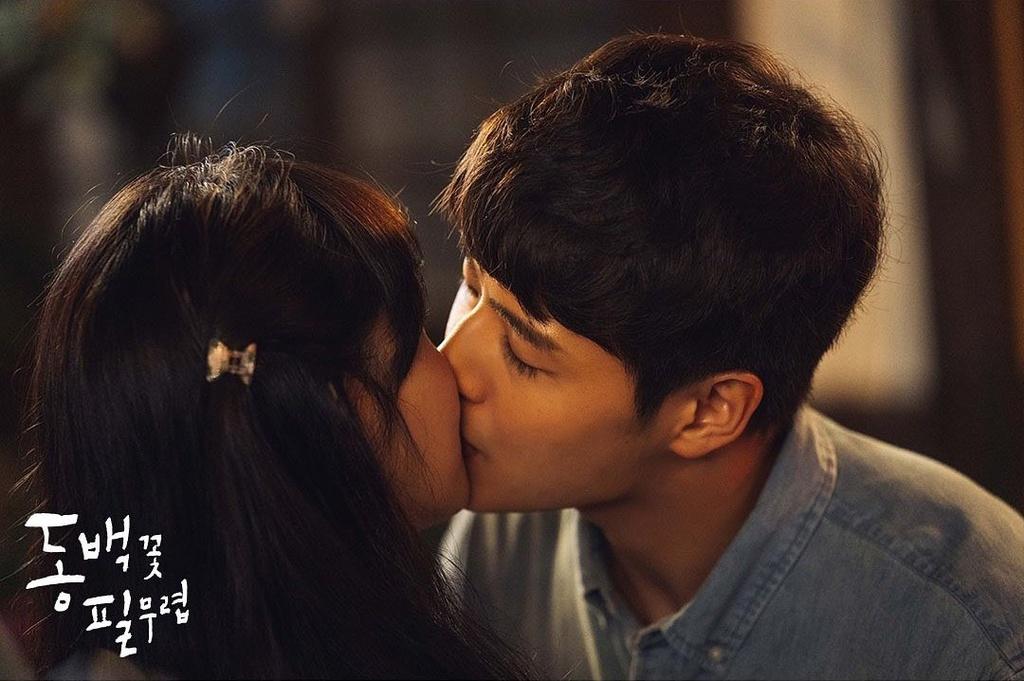 Năm 2019, người hâm mộ chứng kiến sự trở lại của “nữ hoàng dòng phim tình cảm lãng mạn” Gong Hyo Jin trong When the Camellia Blooms. Mỹ nhân họ Gong chưa bao giờ khiến khán giả thất vọng khi diễn cảnh tình cảm. Cô và bạn diễn Kang Ha Neul gây ấn tượng với nụ hôn ngọt ngào trong khung cảnh bình yên và thơ mộng chốn thôn quê. Khoảnh khắc này khơi gợi vô vàn cảm xúc, khiến người xem càng thêm yêu mến và đón nhận chuyện tình của cặp đôi trong phim một cách nồng nhiệt.