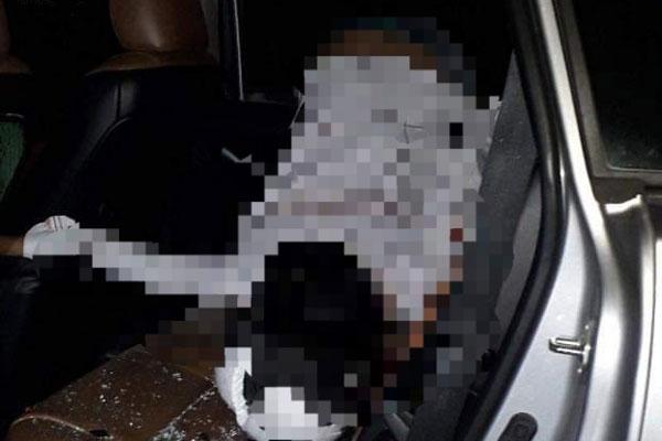 Tông cực mạnh, thanh niên đi xe máy lọt vào trong ô tô chết thảm-1