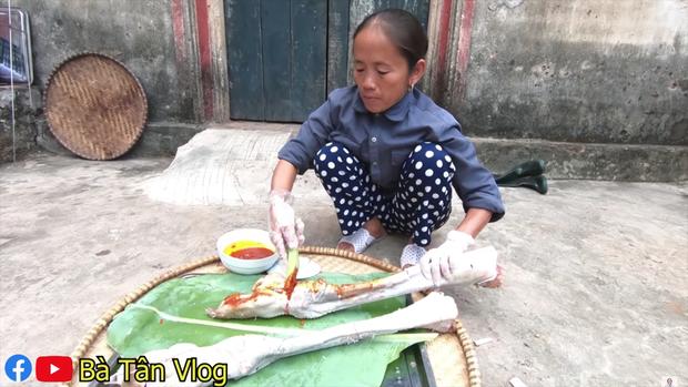 Nướng chân đà điểu nhưng gọi thành chân gà dân dã, bà Tân Vlog làm người xem cười mệt nghỉ-3