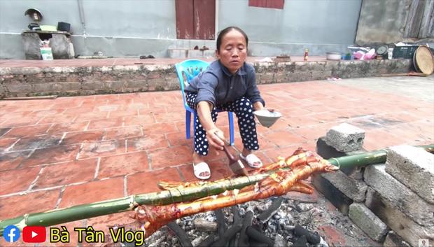 Nướng chân đà điểu nhưng gọi thành chân gà dân dã, bà Tân Vlog làm người xem cười mệt nghỉ-5