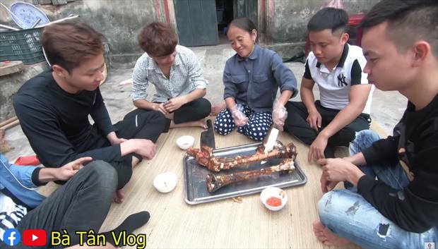 Nướng chân đà điểu nhưng gọi thành chân gà dân dã, bà Tân Vlog làm người xem cười mệt nghỉ-6