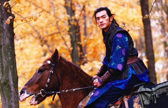 Triệu Lệ Dĩnh, Lưu Đức Hoa sợ khiếp vía vì ngã ngựa trên phim trường-9
