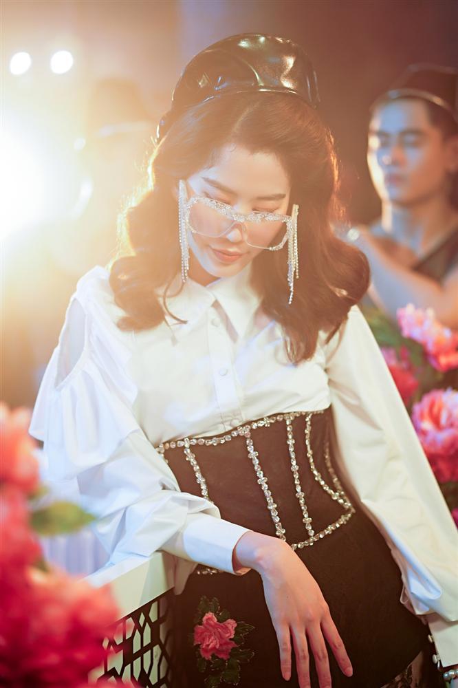 Giọng hát Nam Em bỗng nhiên biến dạng trong MV mới của Jun Phạm-3