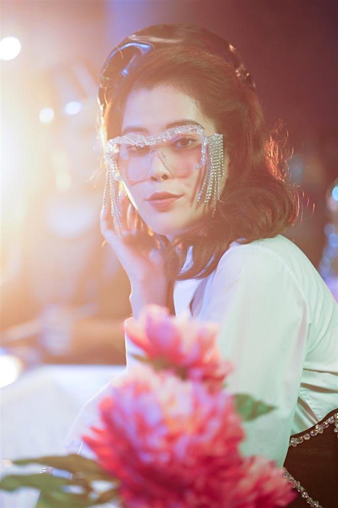 Giọng hát Nam Em bỗng nhiên biến dạng trong MV mới của Jun Phạm-2