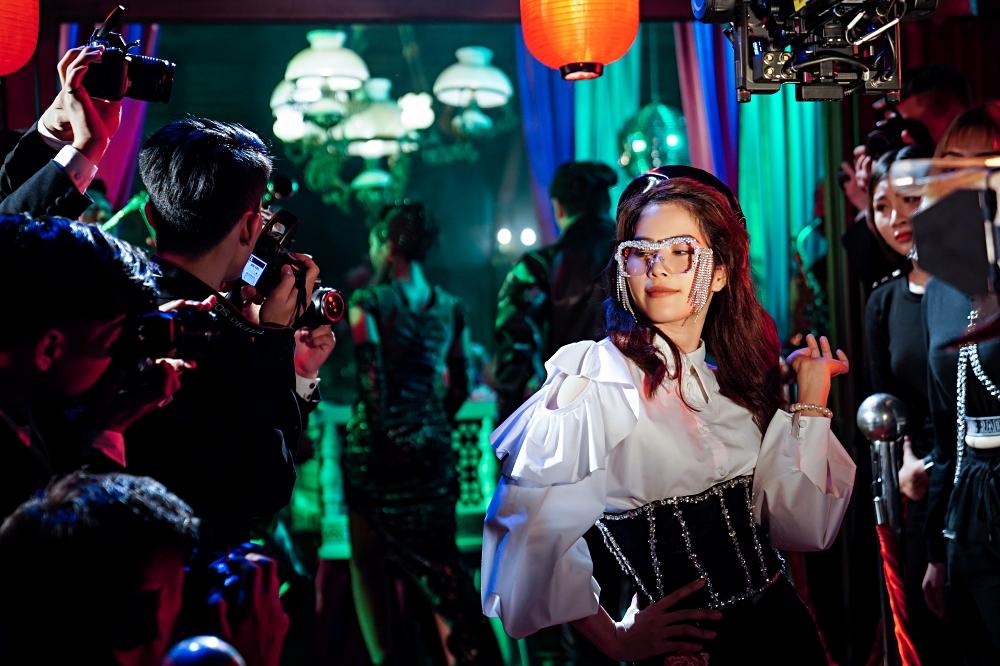 Giọng hát Nam Em bỗng nhiên biến dạng trong MV mới của Jun Phạm-1