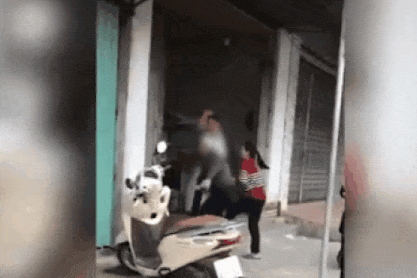 Clip: Hãi hùng nhìn xe ô tô mất lái, đâm sầm vào vỉa hè rồi bay lên như chim-2