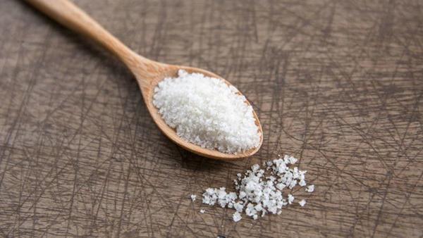 Luộc trứng nhớ thêm một loại nguyên liệu quen thuộc, trứng nào cũng thơm ngậy, dễ bóc, tròn trĩnh-2