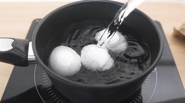 Luộc trứng nhớ thêm một loại nguyên liệu quen thuộc, trứng nào cũng thơm ngậy, dễ bóc, tròn trĩnh-3