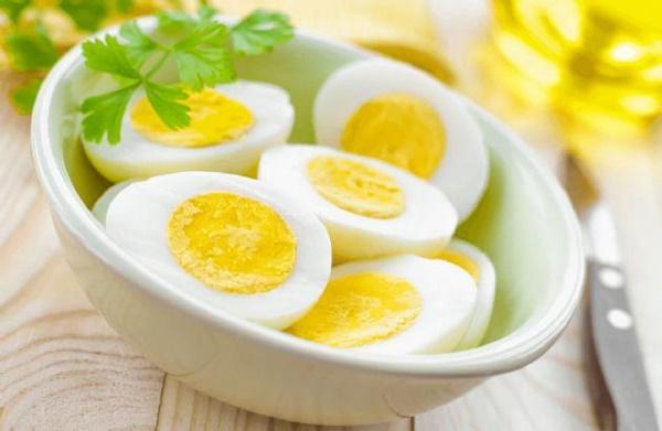 Luộc trứng nhớ thêm một loại nguyên liệu quen thuộc, trứng nào cũng thơm ngậy, dễ bóc, tròn trĩnh-4