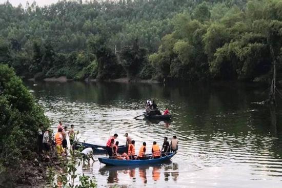 Thuyền chở 7 người bị lật, 2 cha con đang mất tích