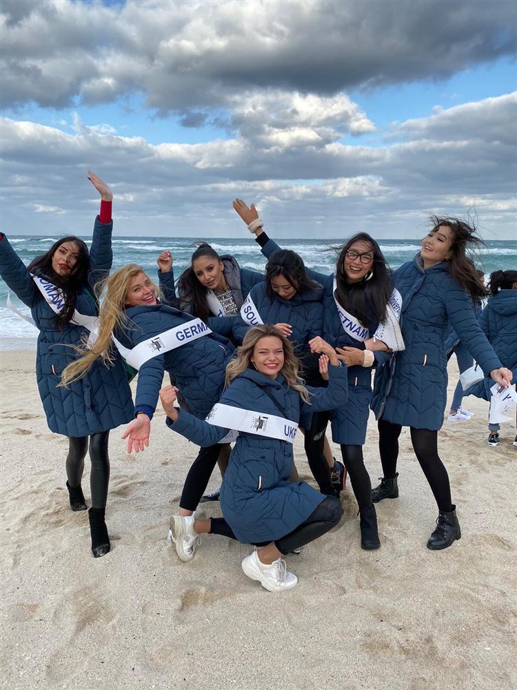 Đi thi trong lặng lẽ, Thanh Khoa bất ngờ đăng quang Hoa hậu Sinh viên Thế giới 2019-10