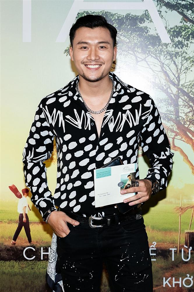 Phan Mạnh Quỳnh hát Có chàng trai viết lên cây tại họp báo phim Mắt Biếc-15