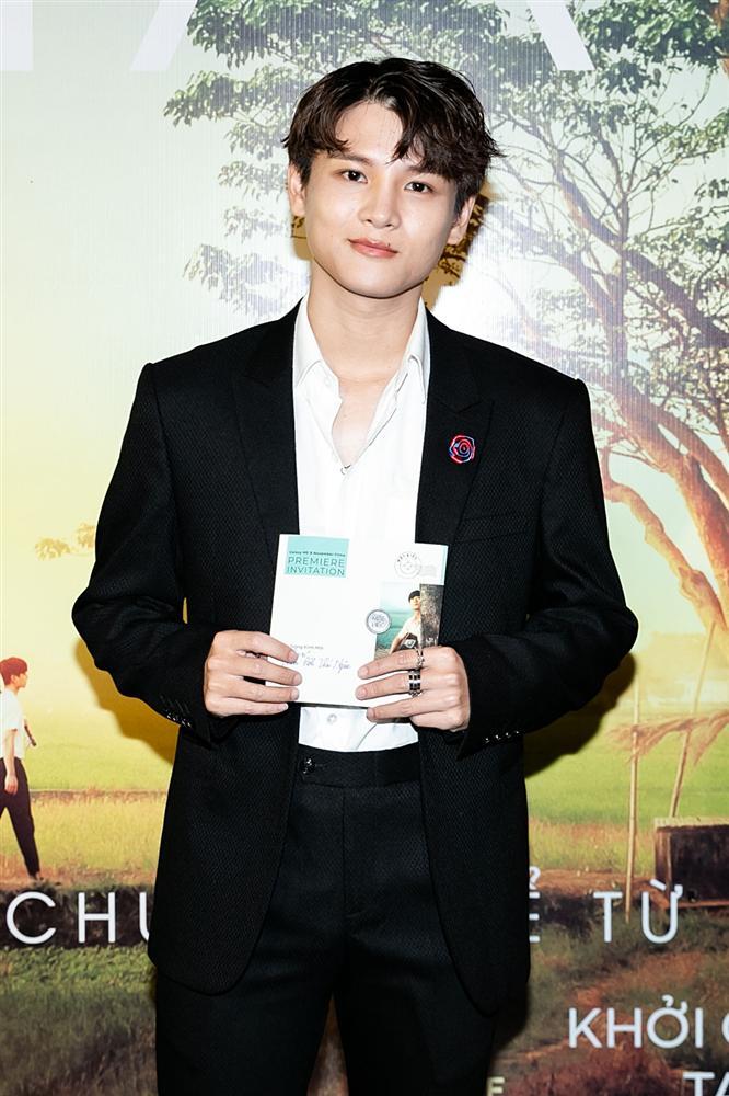 Phan Mạnh Quỳnh hát Có chàng trai viết lên cây tại họp báo phim Mắt Biếc-14