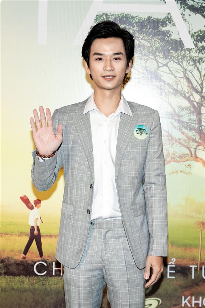 Phan Mạnh Quỳnh hát Có chàng trai viết lên cây tại họp báo phim Mắt Biếc-4