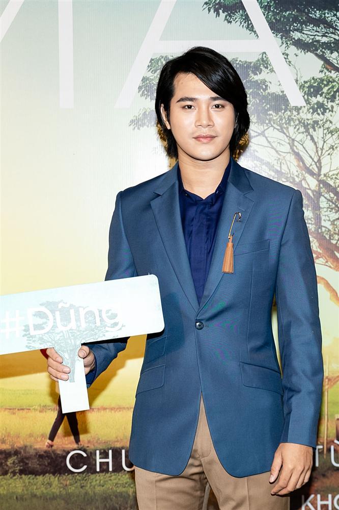 Phan Mạnh Quỳnh hát Có chàng trai viết lên cây tại họp báo phim Mắt Biếc-7