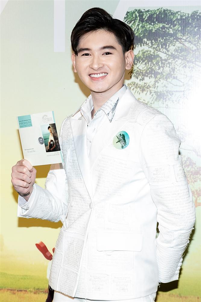 Phan Mạnh Quỳnh hát Có chàng trai viết lên cây tại họp báo phim Mắt Biếc-18