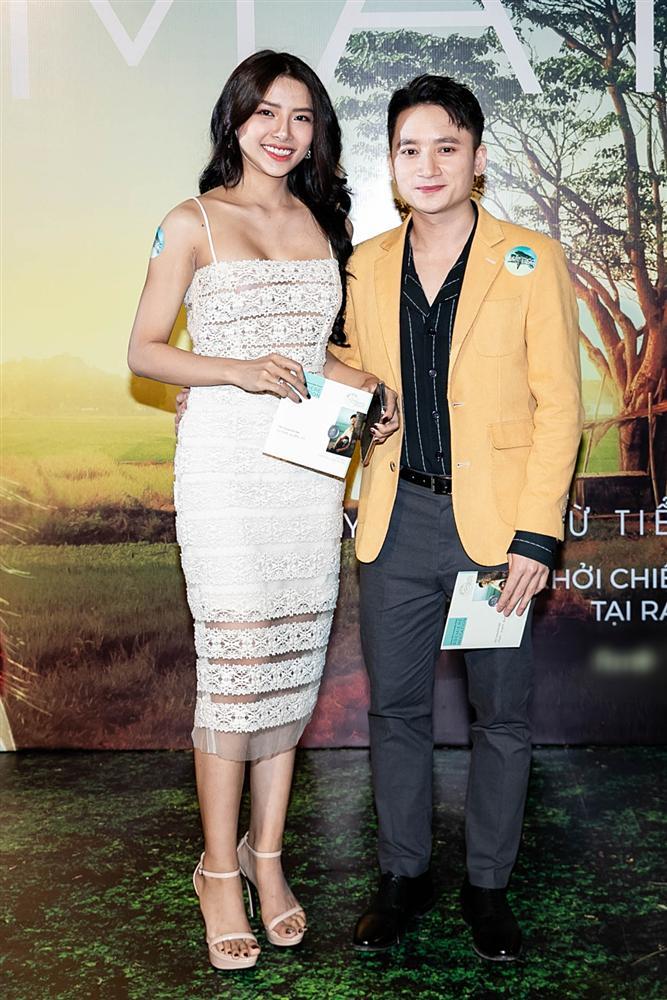 Phan Mạnh Quỳnh hát Có chàng trai viết lên cây tại họp báo phim Mắt Biếc-9