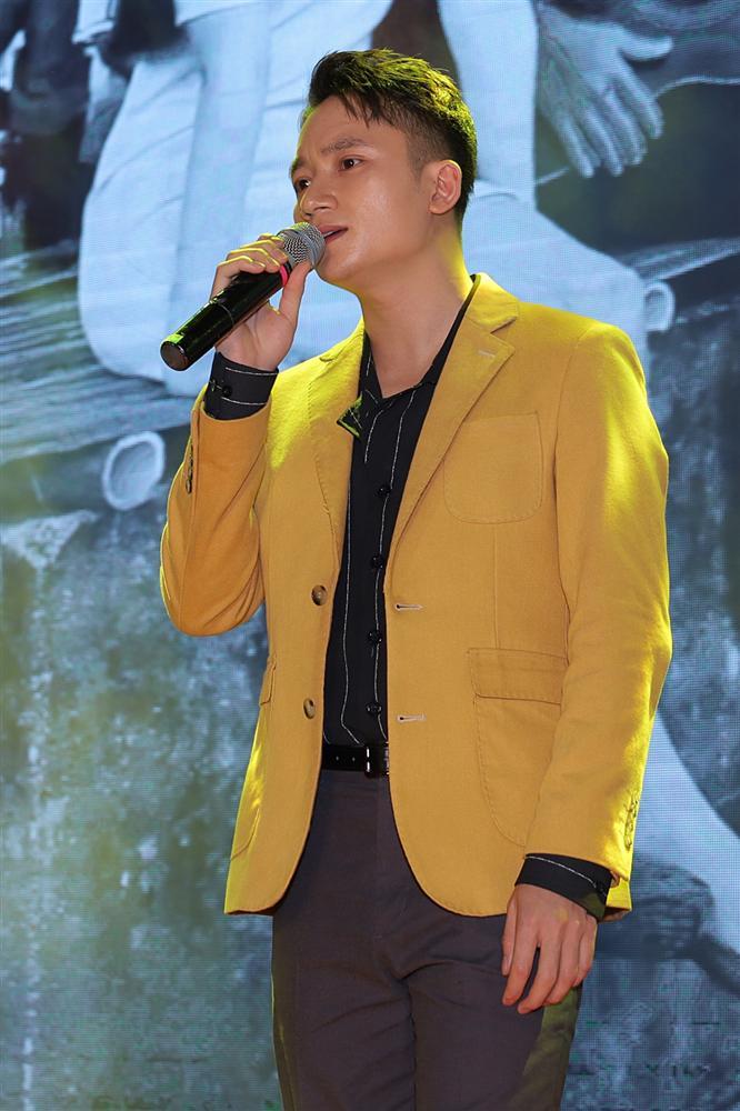 Phan Mạnh Quỳnh hát Có chàng trai viết lên cây tại họp báo phim Mắt Biếc-10