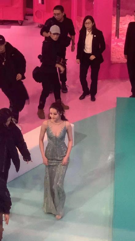 Địch Lệ Nhiệt Ba đã xinh đẹp lại còn quyến rũ chết người bất chấp camera thường-1