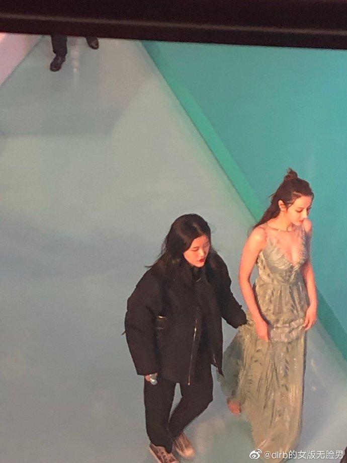 Địch Lệ Nhiệt Ba đã xinh đẹp lại còn quyến rũ chết người bất chấp camera thường-2