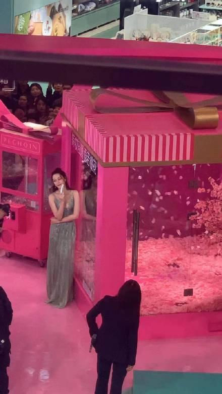 Địch Lệ Nhiệt Ba đã xinh đẹp lại còn quyến rũ chết người bất chấp camera thường-3