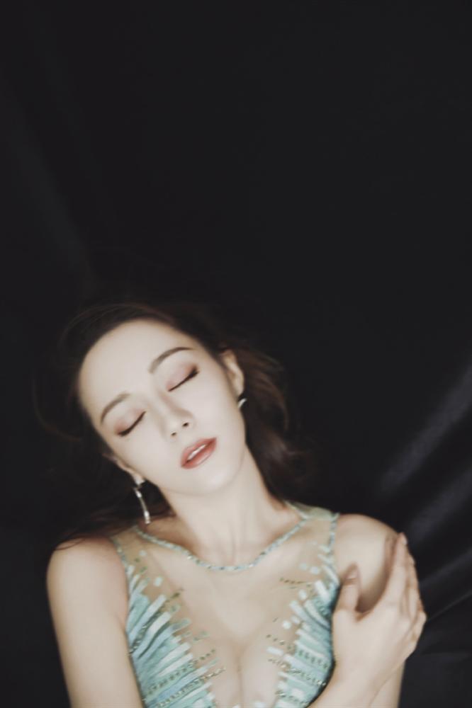 Địch Lệ Nhiệt Ba đã xinh đẹp lại còn quyến rũ chết người bất chấp camera thường-12