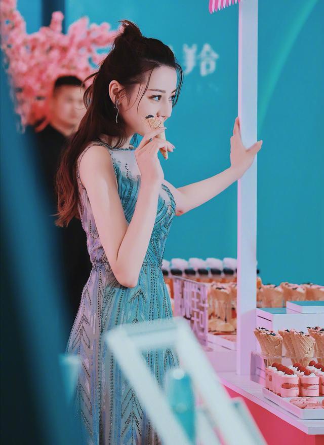 Địch Lệ Nhiệt Ba đã xinh đẹp lại còn quyến rũ chết người bất chấp camera thường-8