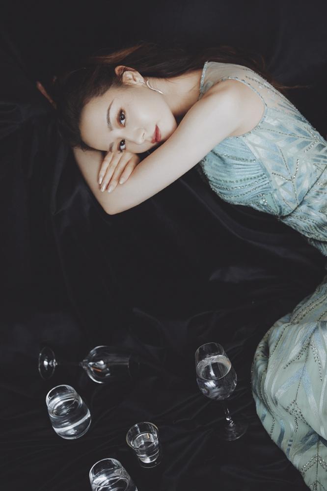 Địch Lệ Nhiệt Ba đã xinh đẹp lại còn quyến rũ chết người bất chấp camera thường-14