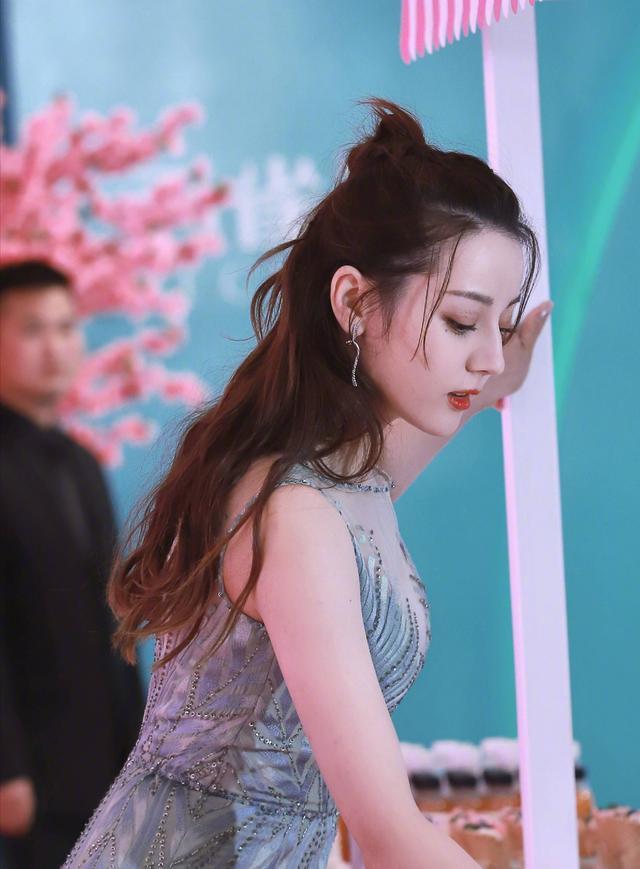 Địch Lệ Nhiệt Ba đã xinh đẹp lại còn quyến rũ chết người bất chấp camera thường-10