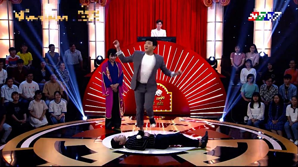 Trấn Thành bịt miệng, giẫm hẳn lên người thí sinh ở Thách Thức Danh Hài-3