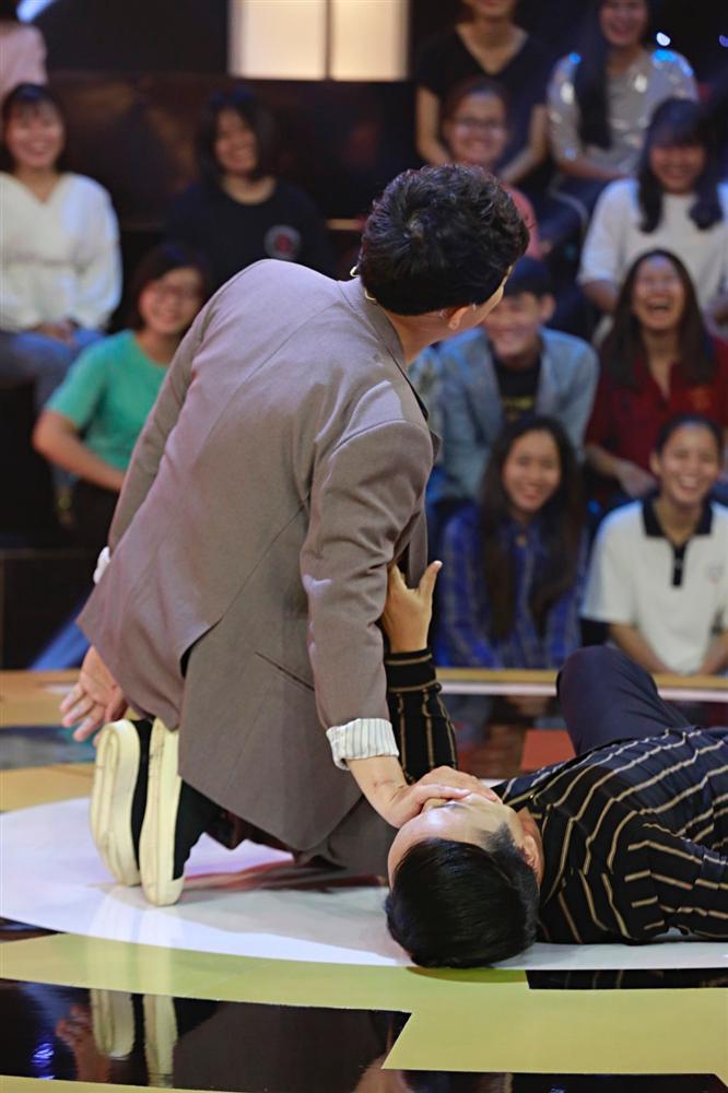 Trấn Thành bịt miệng, giẫm hẳn lên người thí sinh ở Thách Thức Danh Hài-4