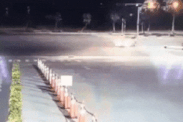 Clip: Hãi hùng nhìn xe ô tô mất lái, đâm sầm vào vỉa hè rồi bay lên như chim-1