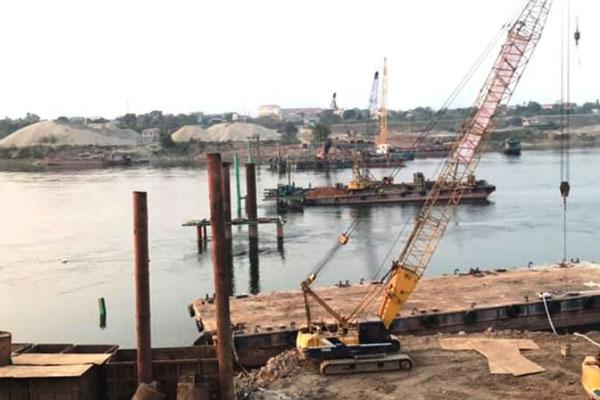 Sập trụ cầu tạm, 4 công nhân bị hất văng xuống sông Đà-1
