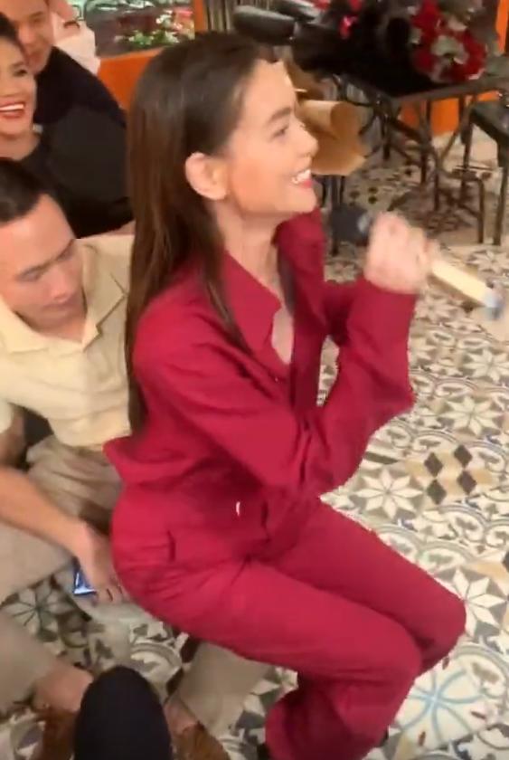 Hồ Ngọc Hà tình tứ ngồi lên đùi Kim Lý trong lúc Trấn Thành công khai cướp hit cực lầy lội-2