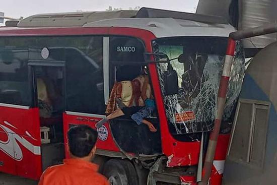 Xe khách bất ngờ tông thẳng vào ca-bin trạm thu phí, 5 người bị thương