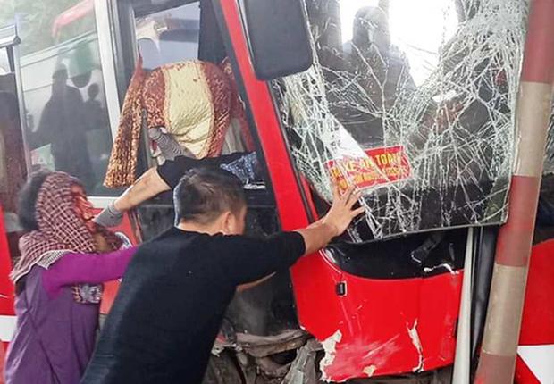 Xe khách bất ngờ tông thẳng vào ca-bin trạm thu phí, 5 người bị thương-1