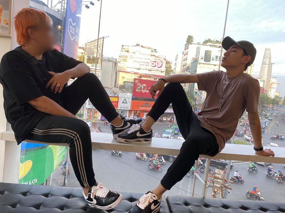 K-ICM dẫm lên bàn khoe giày G-Dragon, cư dân mạng chỉ trích: Bảo còn phèn thì lại chửi cơ-3